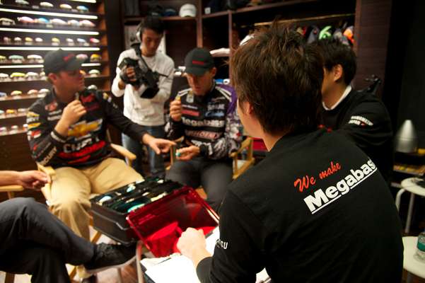 Luke Clausen and Aaron Martens give feedback on the new âSTWâ (Support To Win) initiative back in Osaka, reviewing tournament lure projects in multiple stages of development and testing. The STW program is a custom tuning and development initiative designed to craft one-of-a-kind lures for the Megabass pro team, exclusively for tournament use. 