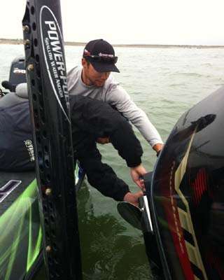 <p>At the Falcon Slam, Brandon Palaniuk broke a prop ear off his boat. Cliff Pace stopped fishing and gave him a spare and helped put it on. </p>
