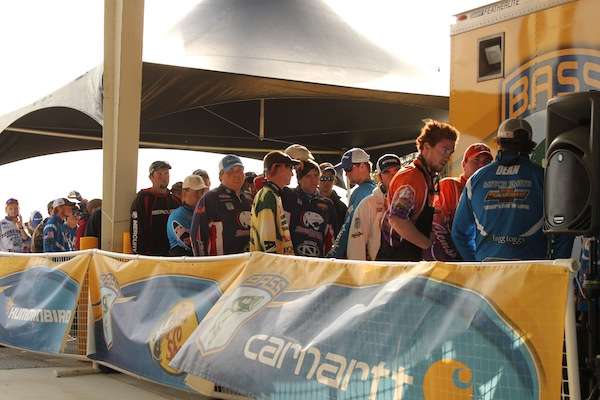 <p>The anglers are ready to weigh in.</p>
