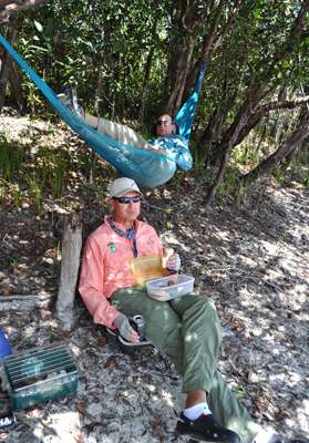 <p>Guides carried hammocks in each boat. A sandwich and a short snooze in the shade made the afternoon sessions much more enjoyable.</p>
