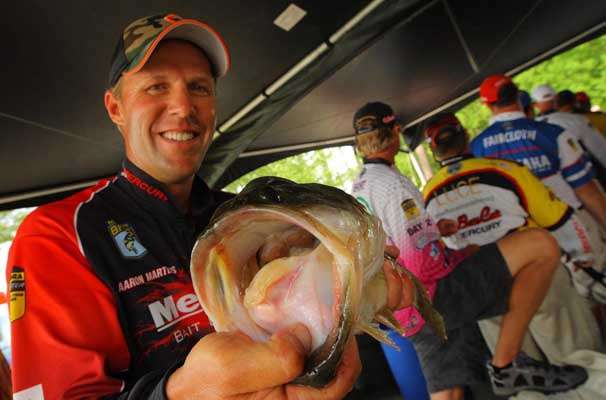 <p>Guntersville is one of just seven lakes to produce Century Club catches â over 100 pounds in four days of fishing with a five-bass creel limit â and it's done it five times. The first time it cracked the mark was at the 2009 Bassmaster Elite Series event when Aaron Martens, Skeet Reese, Kevin VanDam and Michael Iaconelli all broke triple digits.</p>
