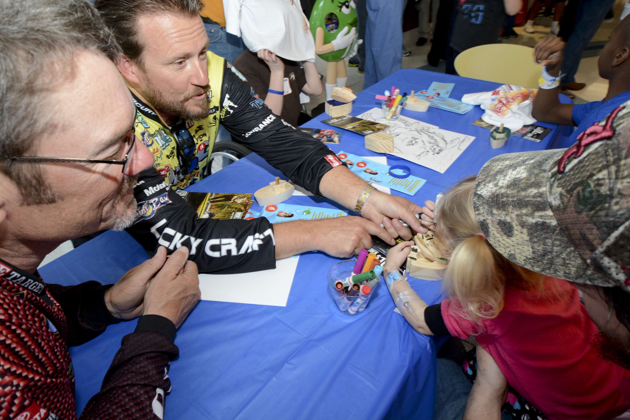 Reese and Browning look closely at their fan's artwork.