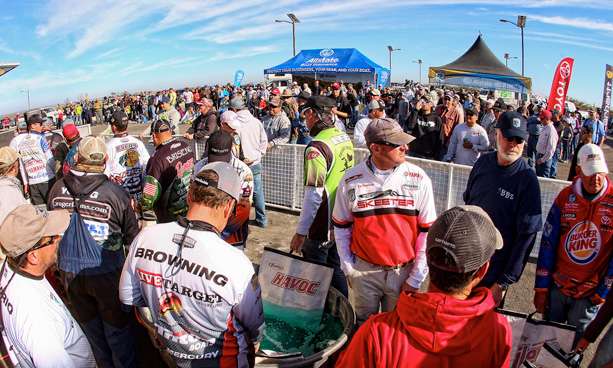 Photographer James Overstreet shares some behind-the-scenes photos from Lake Amistad as the final weigh-in of the Central Open #1 gets set to begin. 