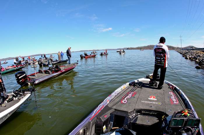 After a mechanical issue that kept him off the water for a couple hours, Randall Tharp got back to work during Day Two of the 2014 GEICO Bassmaster Classic.
