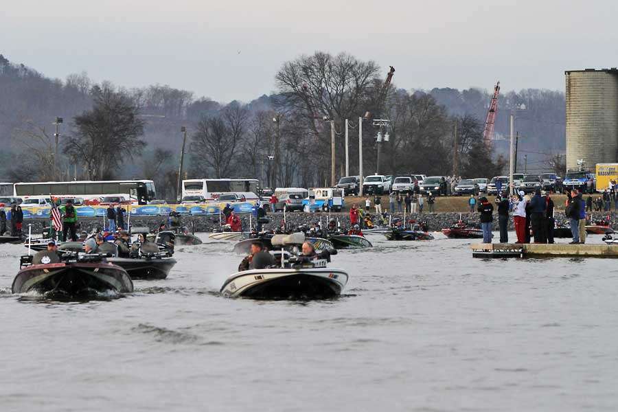 The first anglers head out onto Lake Guntersville from City Park Harbor.