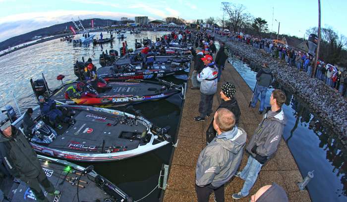 Spectators and anglers begin to line the docks for the Day 2 launch. 