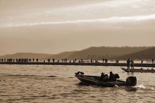 <p>"Paul Mueller taking off first competition day of the 2014 #bassmasterclassic" -- <a href=