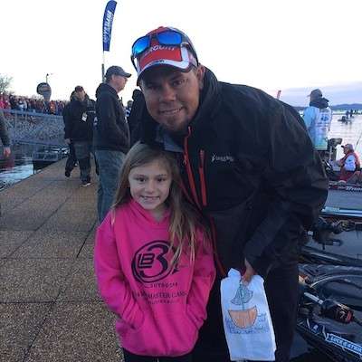 <p>"First grade students at Guntersville Elementary School prepared goody bags for all of the Anglers. Chris Lane is getting his bag from his favorite 1st grader! #bassmasterclassic #guntersville" -- <a href=