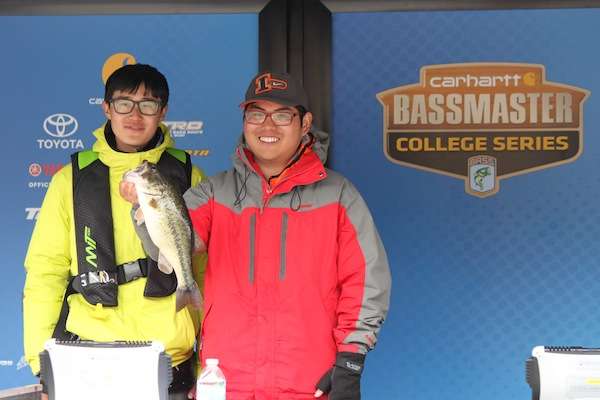<p>Yu Han and Qiurun Chen of University of Illinois had one fish for 3-4.</p>
