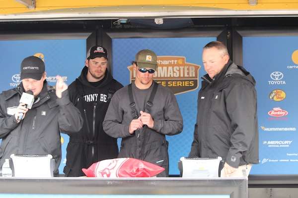 <p>The team of Mark Hugus and Cody Hahner of Wisconsin Stevens Point heave their bag on the scales. </p>
