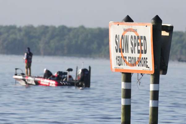 A sign warns anglers to go slow near a bank on Lake George off the St. Johnâs River. The fishing would be anything but slow by the dayâs end in Day 1 of the Bassmaster Elite at St. Johns River