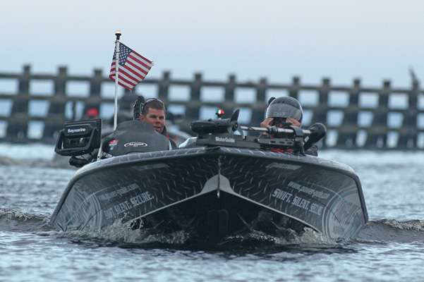Follow Chris Lane as he tackles the fourth and final day of the Bassmaster Elite on the St. Johns River.