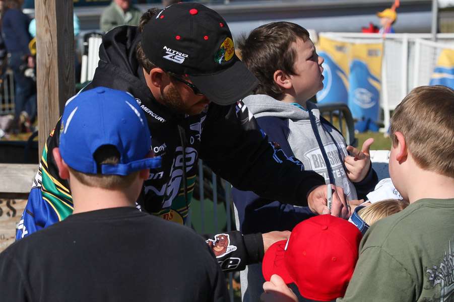 Ott DeFoe signs his autograph for young fans.