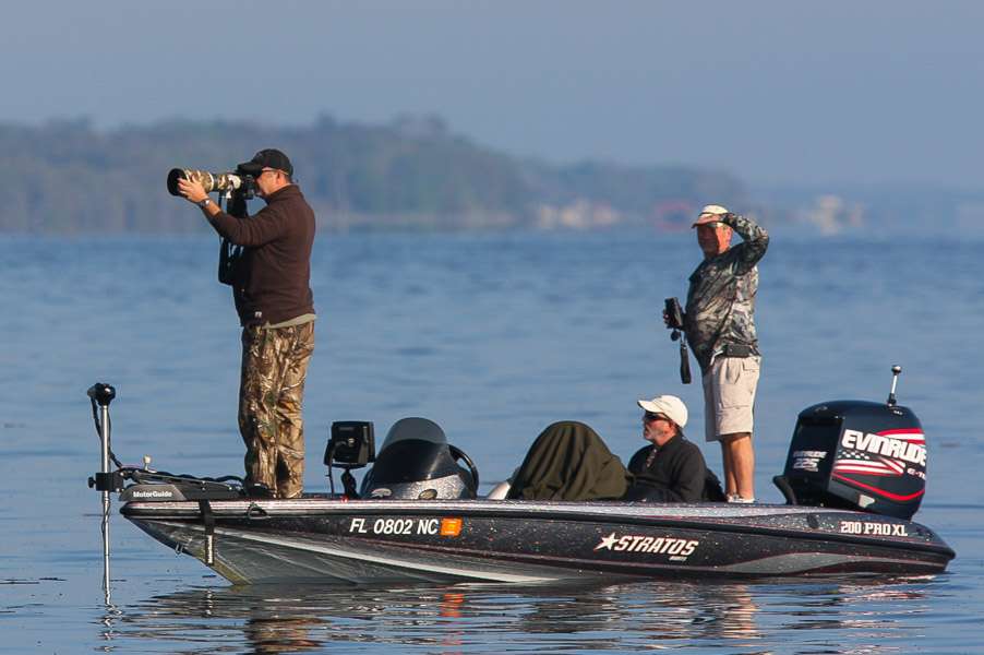 Steve Bowman is just down from me shooting the other Anglers.  Normally we are not this close together at an event.  Although we have over 41 boats working this area and two cameras arenât enough.  James Overstreet also arrives after he finished shooting takeoff.  Steve Wright B.A.S.S. writer also is in the boat blogging today.