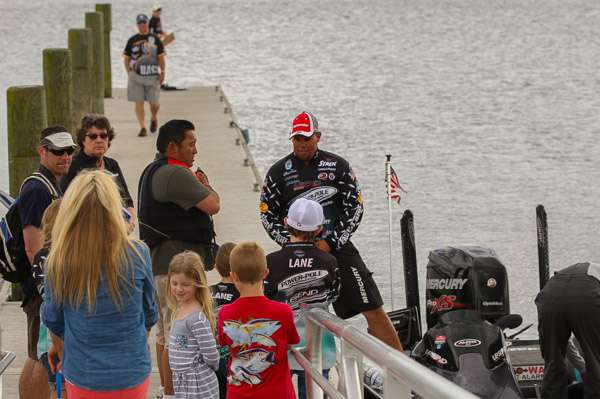 The Lane family greets Chris Lane when he arrives at the dock on Day 4.
