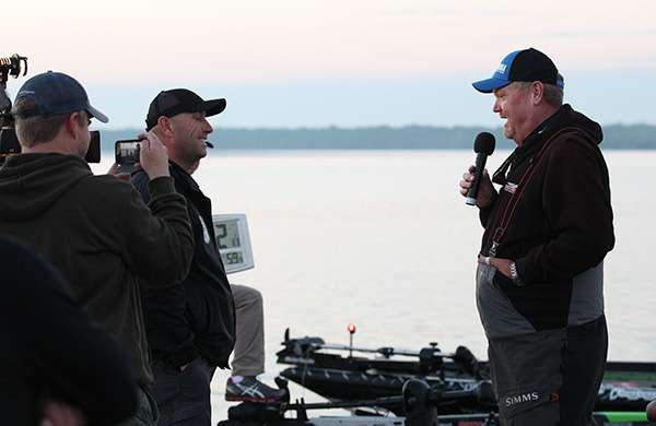 Mark Davis talks to Dave Mercer before Day 4 launch.