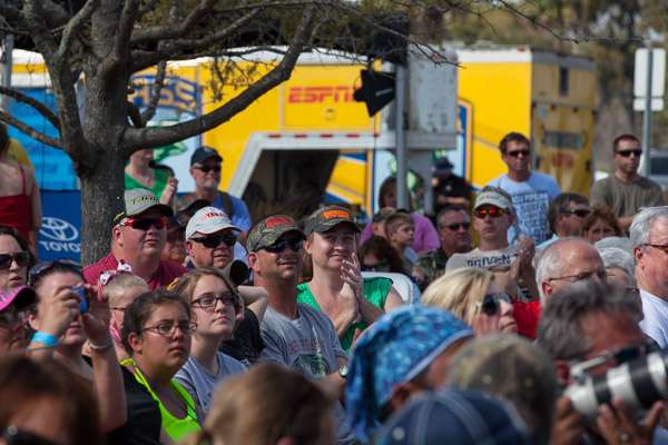 Fans brave the heat to see how the anglers fared on Day 3.