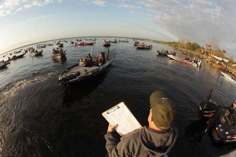 B.A.S.S. officials wrangle all 108 boats into line.