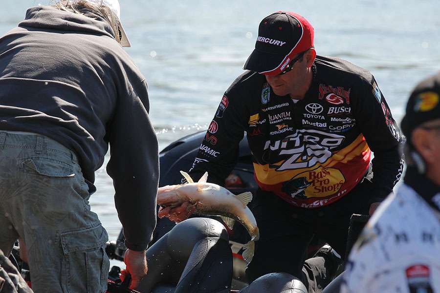 Kevin VanDam getting ready for weigh in.