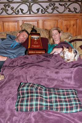 Randy and Robin didnât want the trophy to come between them, but the Classic trophy is so special they even took it to bed. 