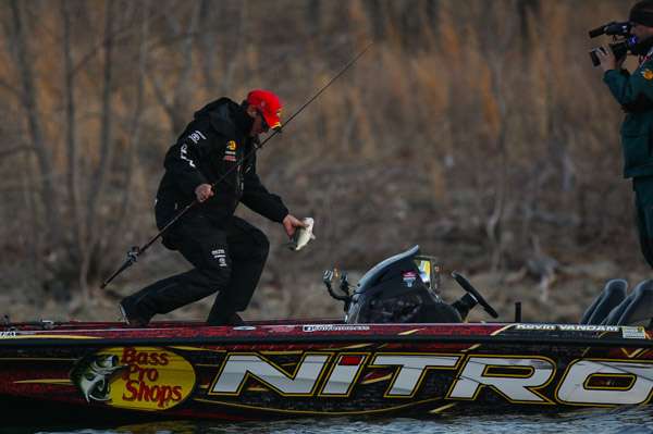 Follow Kevin VanDam as he fishes the final day of A.R.E. Truck Caps Bassmaster Elite at Table Rock Lake.