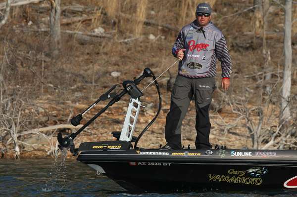 Hite pulls up his trolling motor for a short move. It is evident that Day 1 will be truly a moving day!