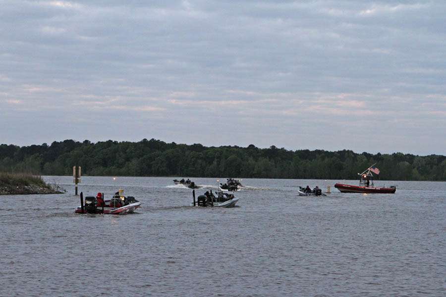 Competitors make their way out of Lakepoint Marina and onto their first spot of Day 2 on Lake Eufaula.