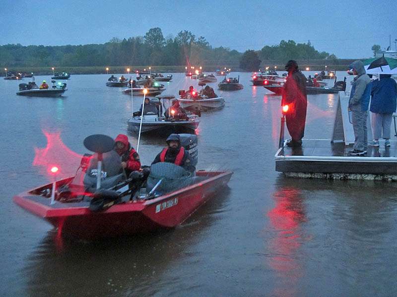  Under dim skies, anglers make their way through a rain-soaked Day 3 checkout.