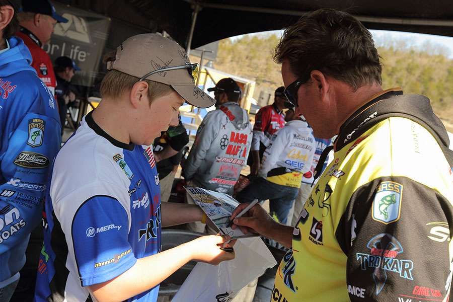 Skeet Reese signs an autograph for young fan.