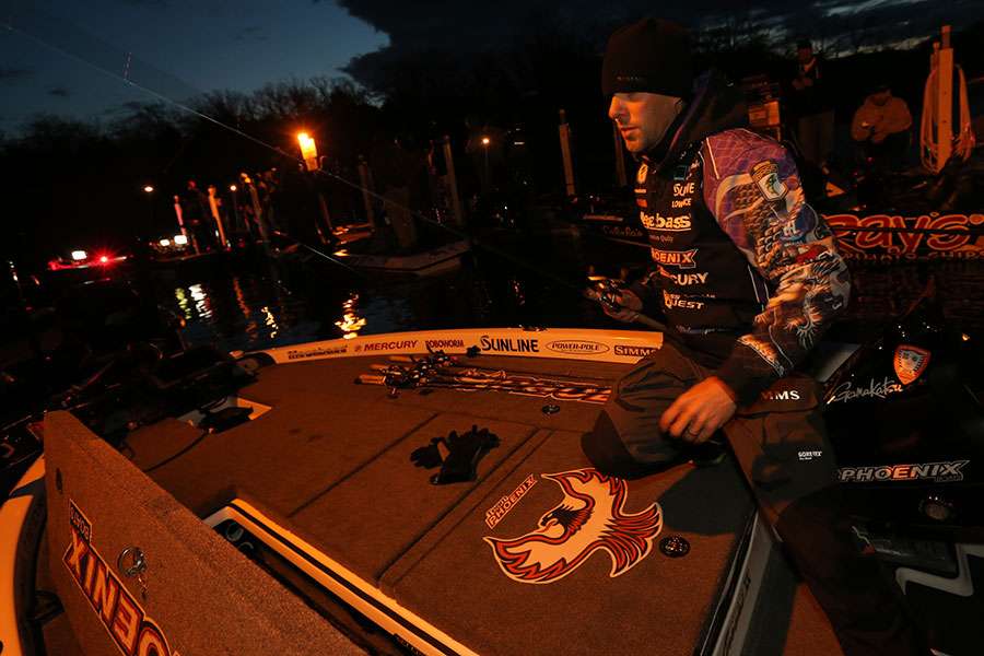 B.A.S.S. photographer Seigo Saito spent the final day of the 2014 A.R.E. Truck Caps Bassmaster Elite at Table Rock Lake with Day 1 leader Aaron Martens, and shares with us some of his shots from the water.