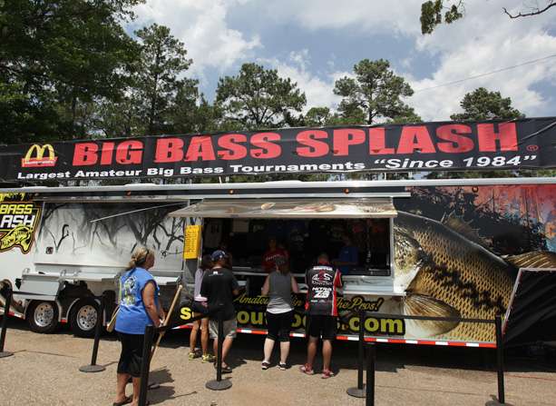 Sealy Outdoors has been producing the largest amateur fishing tournaments in fishing history since 1984. This yearâs Big Bass Splash on Sam Rayburn Lake celebrated the 30th anniversary of the organization and was presented by both Sealy Outdoors and B.A.S.S. 