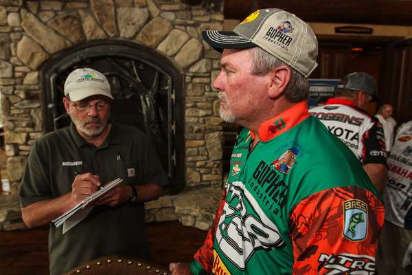 B.A.S.S. writer Steve Wright takes notes as Dennis Tietje gives his take on the weights needed to take this event.
