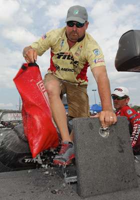 Co-angler Keith Glasby pulls a hefty bag from the livewell.