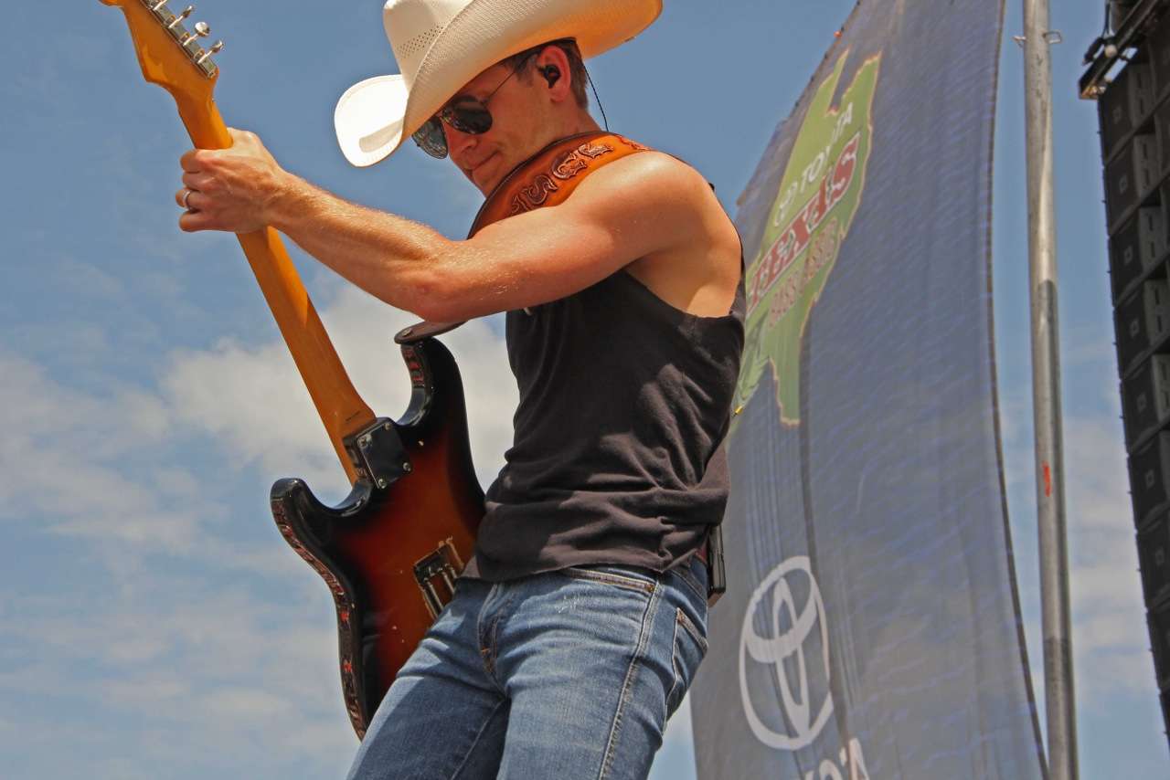 Justin Moore loves to hunt and fish when heâs not playing music like he did for thousands of fans just before the final weigh-in on Sunday afternoon.