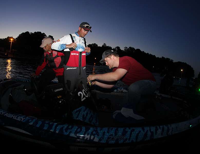 Shaye Baker installs a GoPro on Casey Ashley's boat before takeoff.