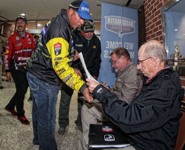 Bobby Lane presents his Arkansas fishing license to B.A.S.S. Tournament Director Trip Weldon. 