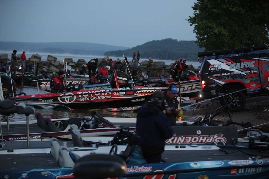 Mike Iaconelli drops his boat in the midst of the chaos on Day 1. 