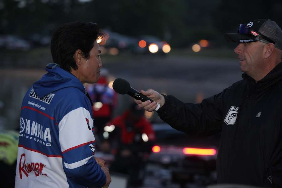 Dave Mercer interviews Takahiro Omori prior to take-off. 