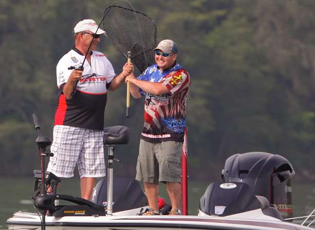 Co-angler Jason Rice has a little fun with his Day 2 pro, Ron Ottinger. Ottinger called for the net after getting hung up. 