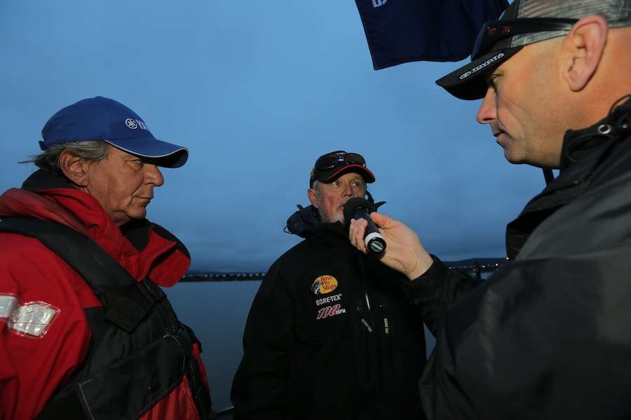 Dave Mercer interviews Clunn and Rowland prior to take-off. 