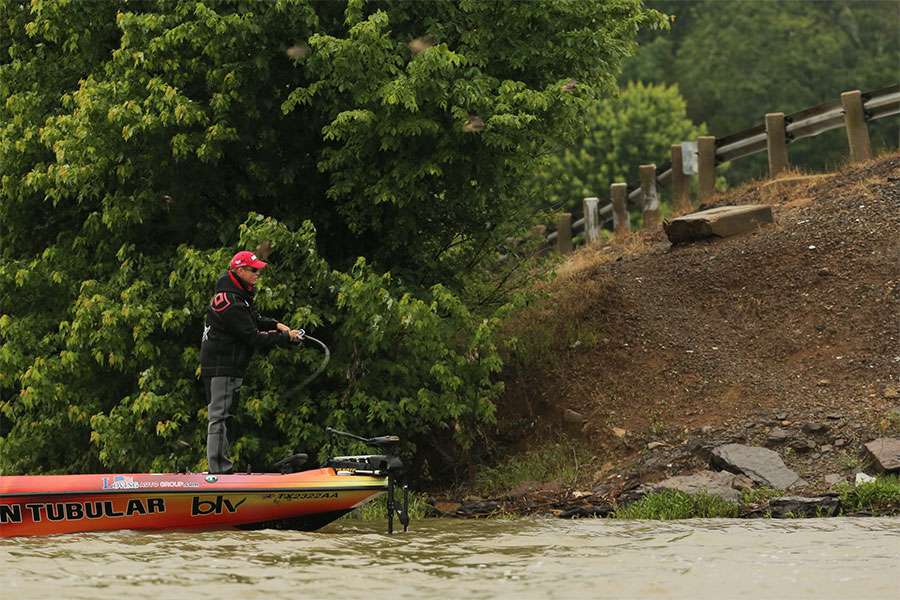 Follow Elite angler Keith Combs as he fishes his way through Day 3 at Lake Dardanelle.
