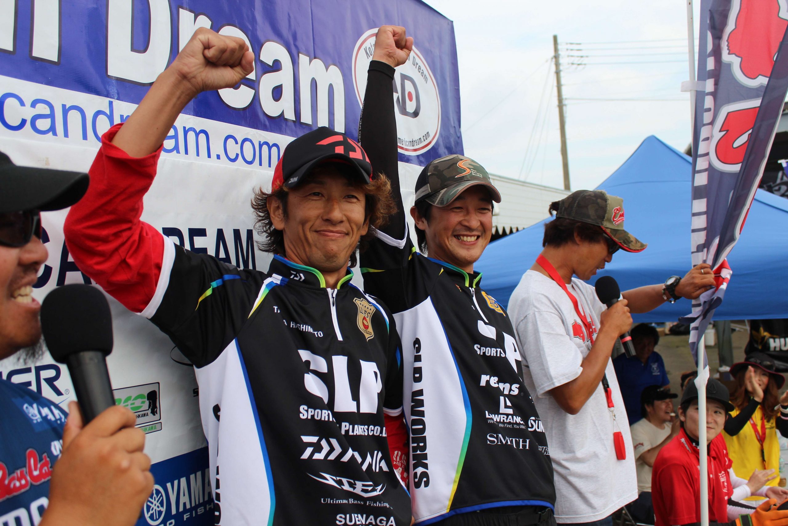 The moment of victory! Takuya Hashimoto (left) and Ryo Shinotsuka (right). Their three-fish limit weighed 9.37 pounds.