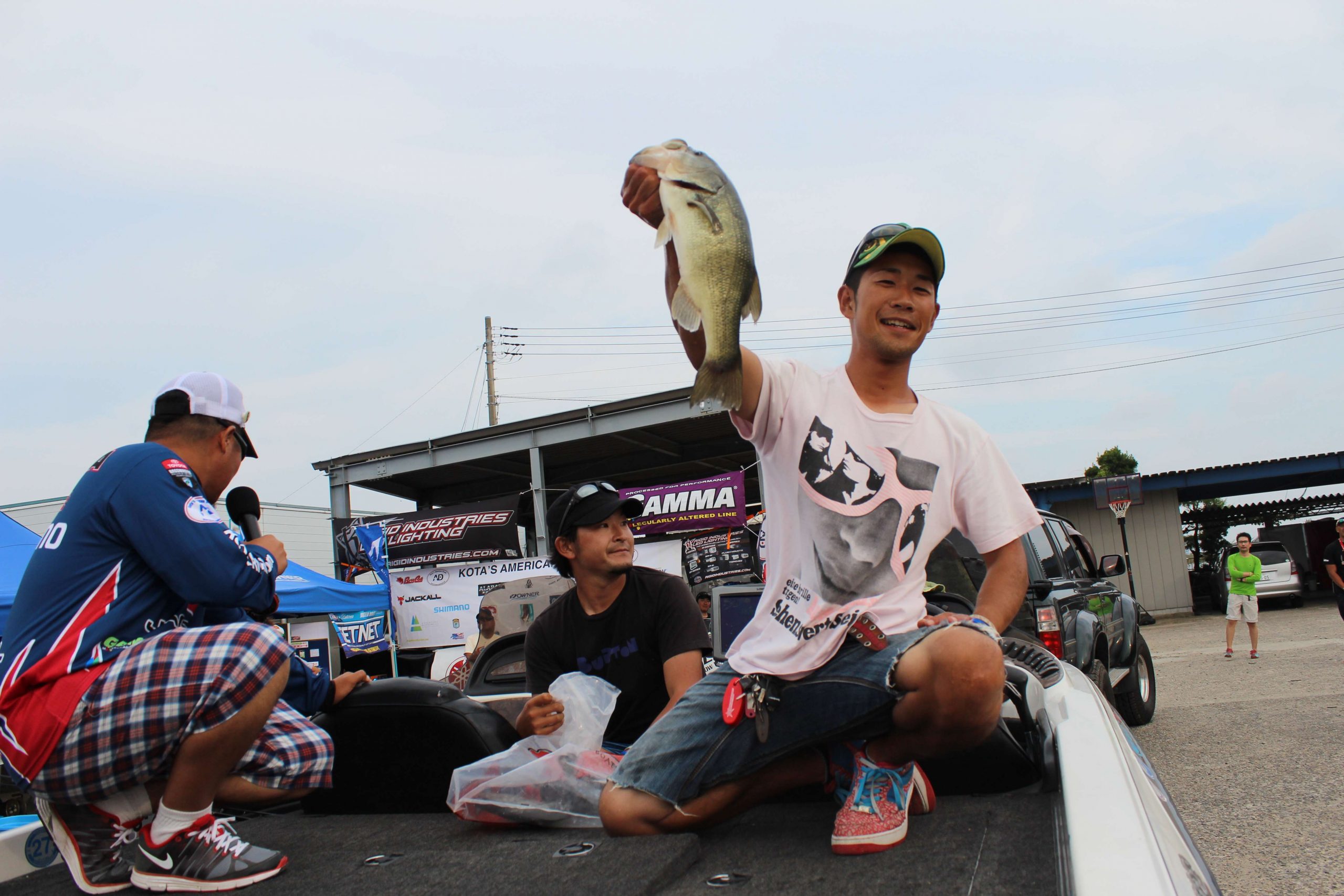 Another team drove through to weigh their fish as Kiriyama announces their weight.