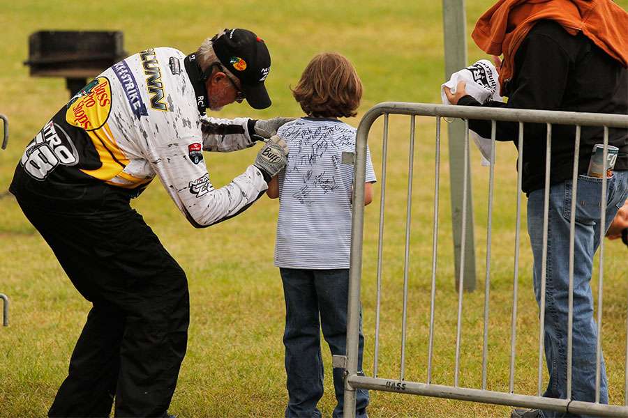 Rick Clunn signs an autograph for young fan.
