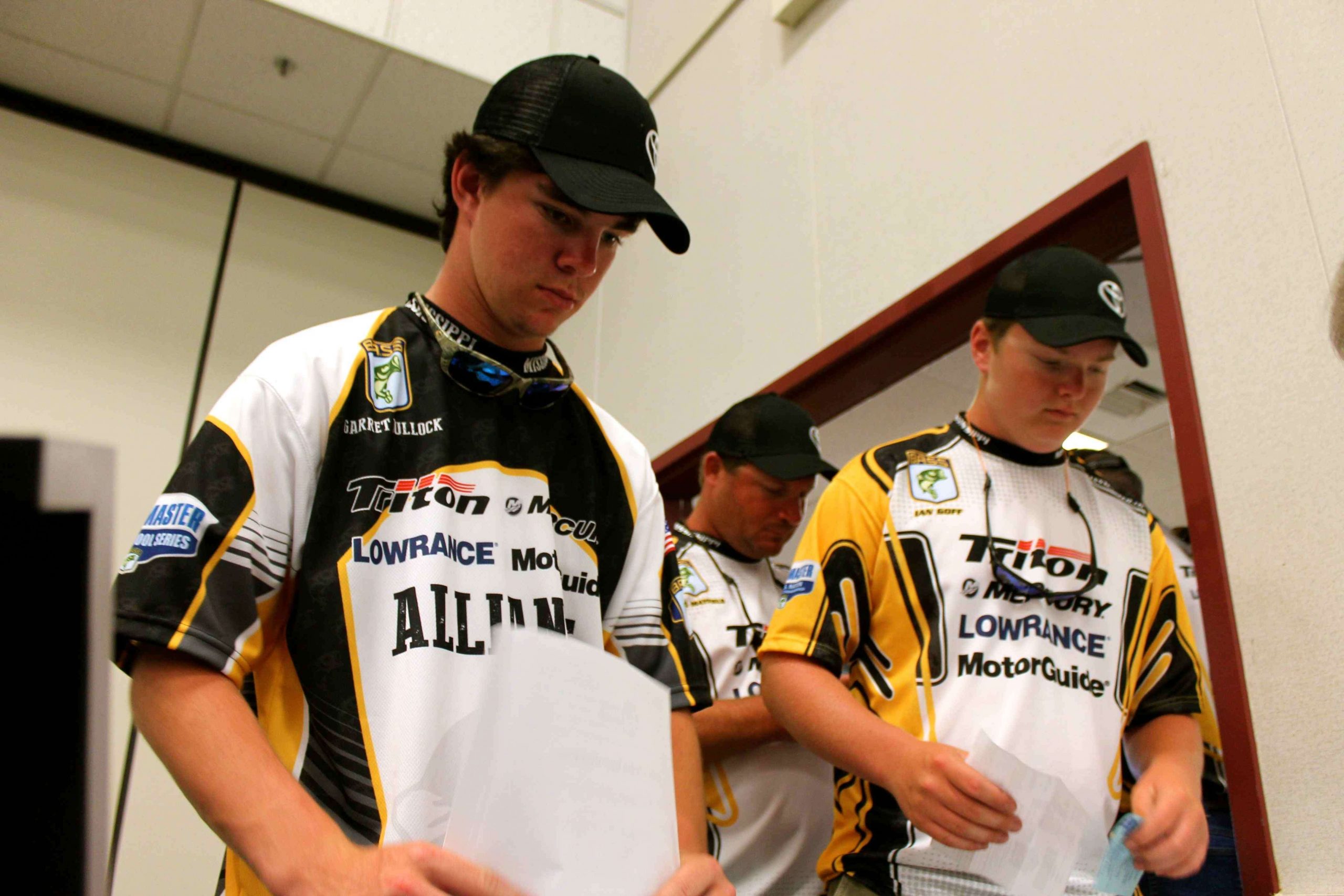 Mississippi high school anglers Garett Bullock (left) and Ian Goff register for the 2014 B.A.S.S. Nation Central Divisional.

