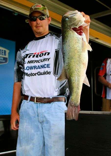 Preston Frazell of Cleveland, OK, anchored a 17-pound, 13-ounce Day 2 limit with a 7-pound, 1-ounce largemouth to take the lead. Frazell fishes on the Kansas B.A.S.S. Nation team.