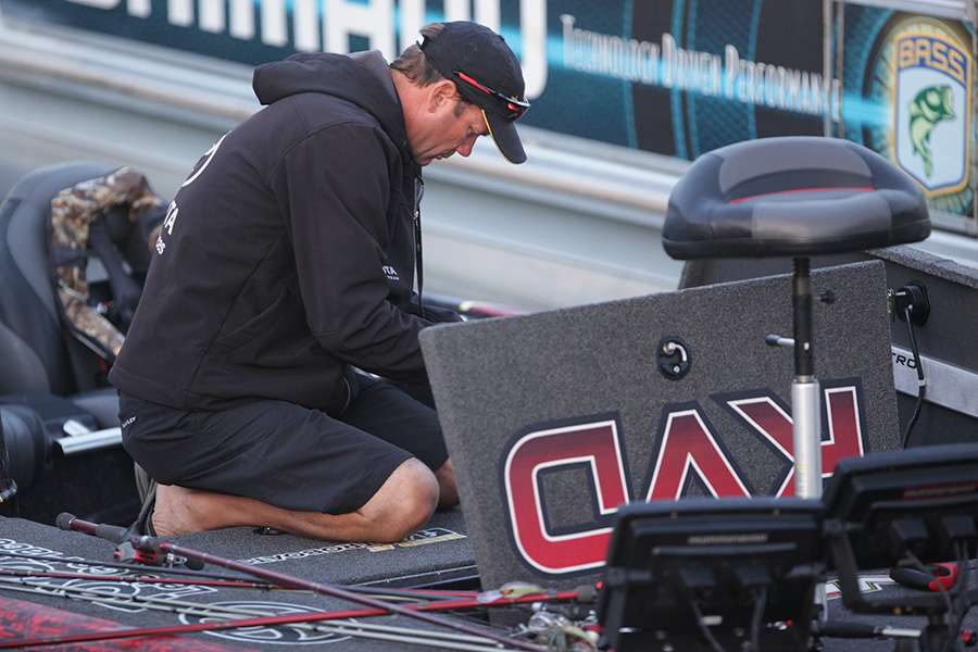 Kevin VanDam ties on a few baits before launchâ¦