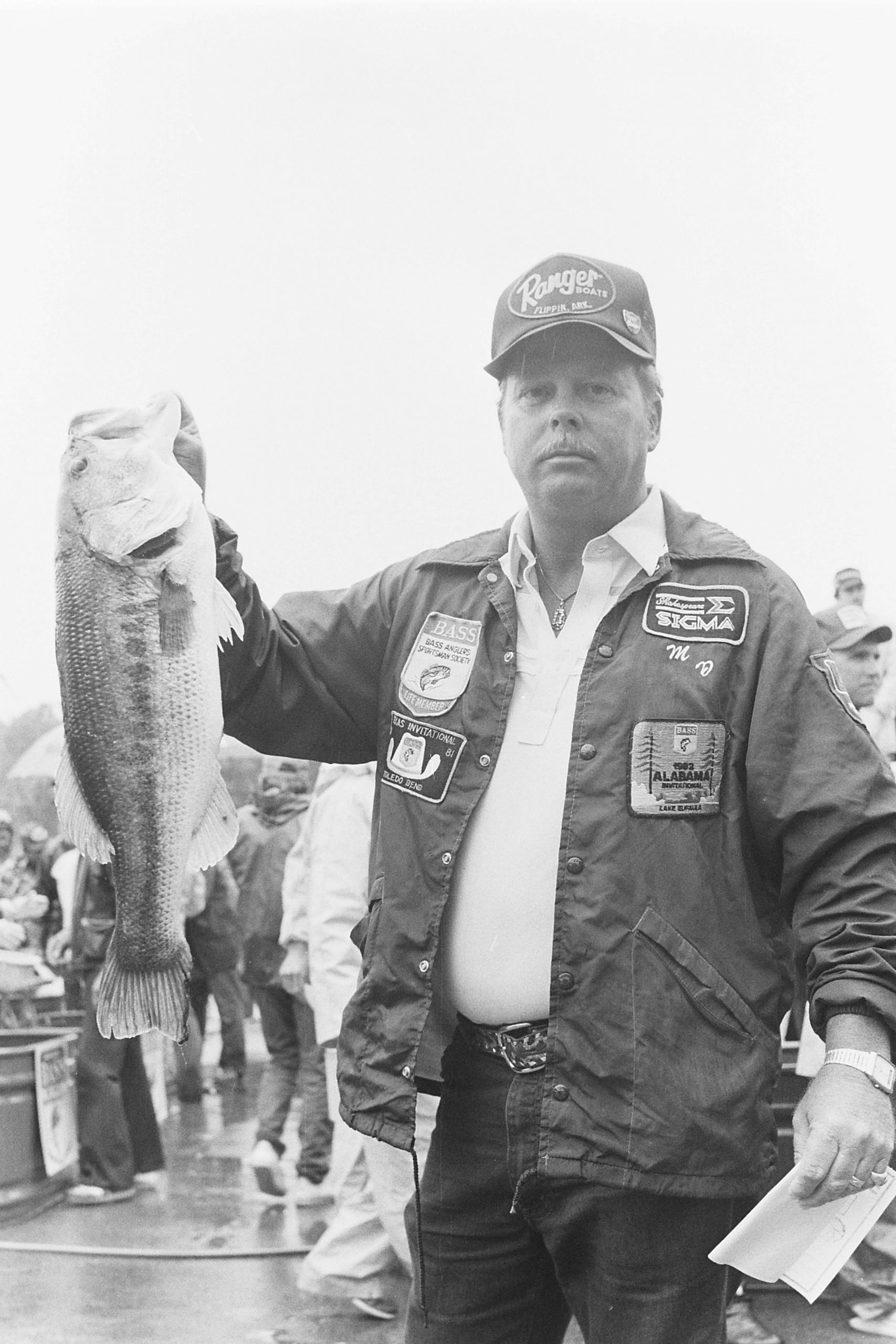 Looking at photos like this one, itâs hard to believe that many were lamenting the size of the bass at Chickamauga in 1985. âTheyâve got a problem with the bass in this lake,â one angler said to Bassmaster Magazine. âTheir nose grows too close to their tail.â The average bass weighed in registered only 1 pound, 6 ounces, and competitors estimated they threw back six fish for every one fish they weighed because they didnât measure 12 inches.