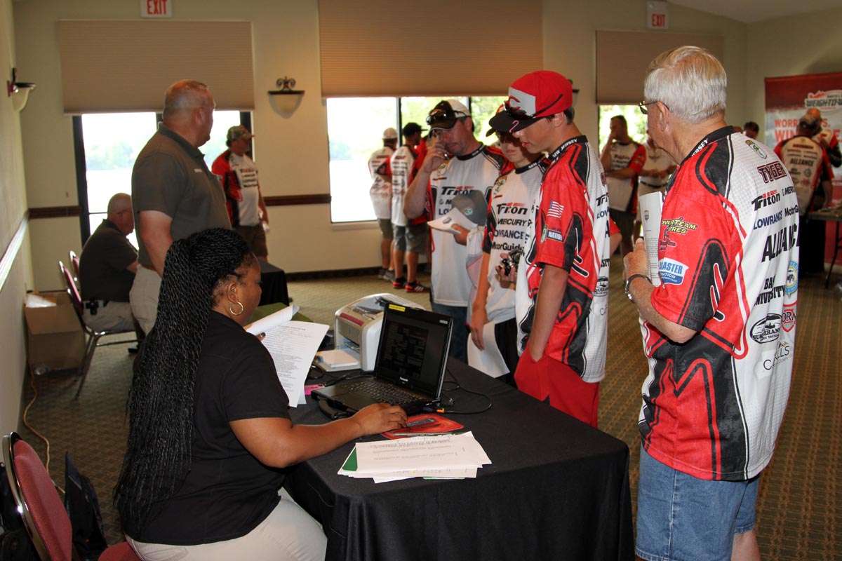  Mid-Atlantic Divisional anglers sign in with registration coordinator Dannette Jackson.