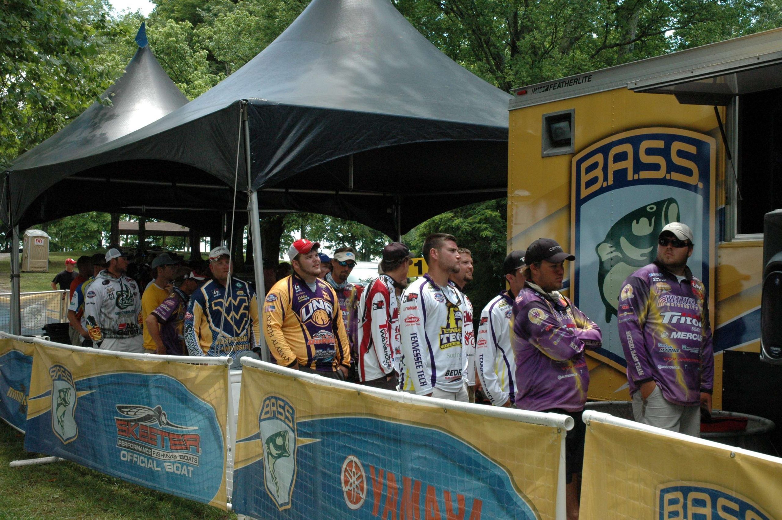 The final flight of anglers line up for the weigh-in scales. 